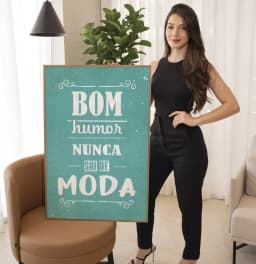 Quadro Decorativo Bom Humor Nunca Sai de Moda Frase