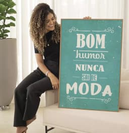 Quadro Decorativo Bom Humor Nunca Sai de Moda Frase